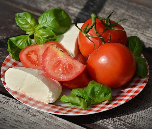 Co włożyć do dołka podczas sadzenia pomidorów?